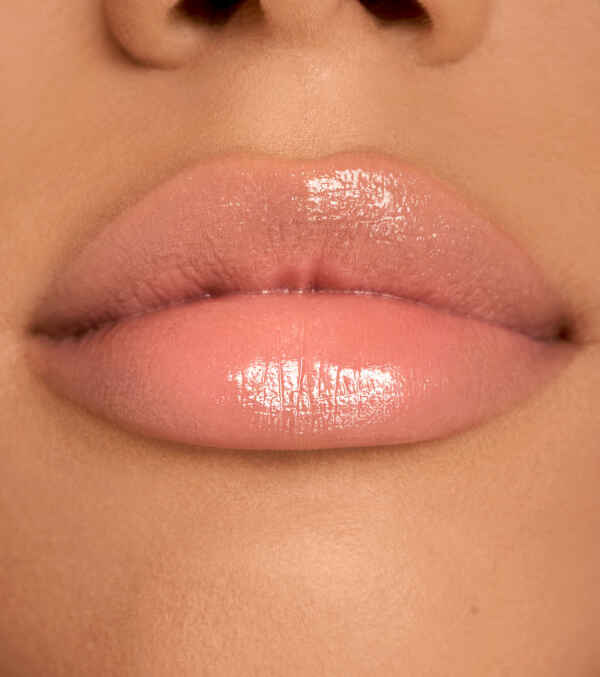 VM00637 NudeGloss08_LIPS_HIGHres-600x677